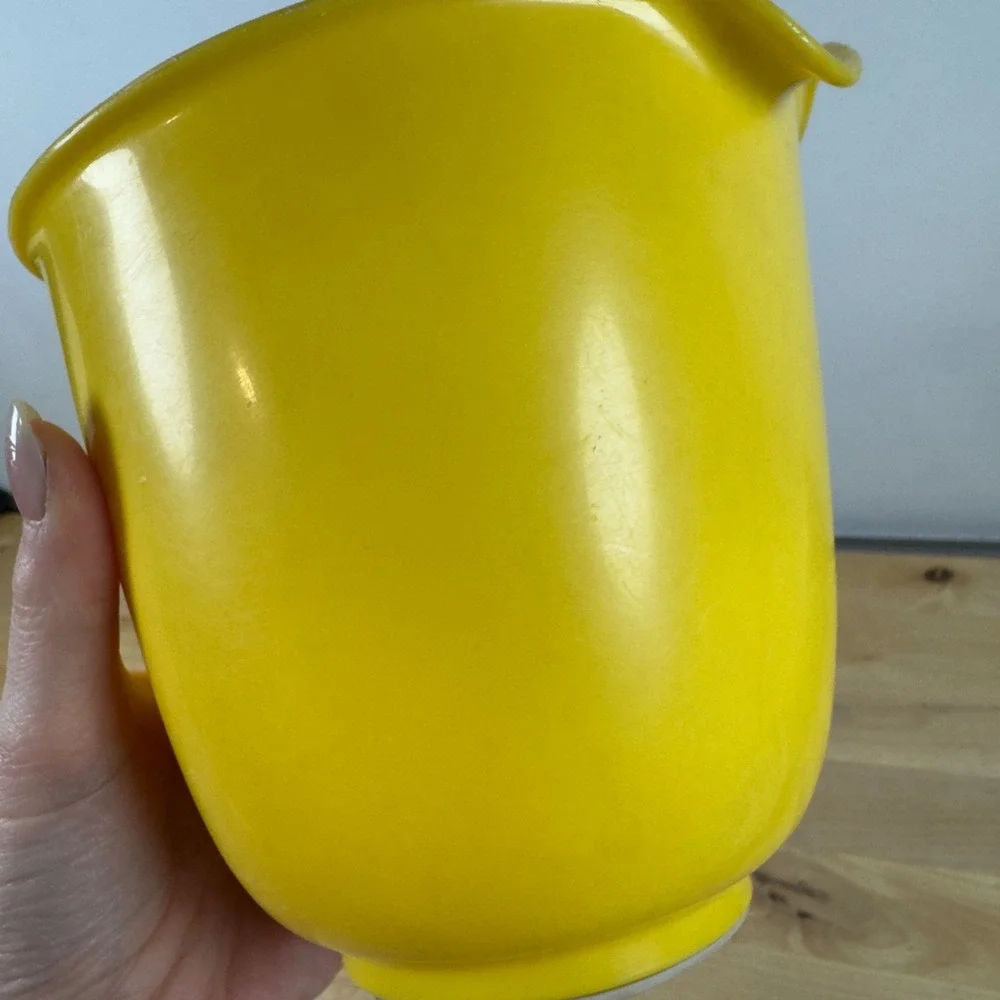 Vintage Rubbermaid 2661 Yellow Batter Mixing Bowl 1.4L Pour Spout Handle Retro